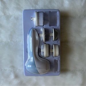 Face cleaner - used 2 brushes out of package. Batteries not included